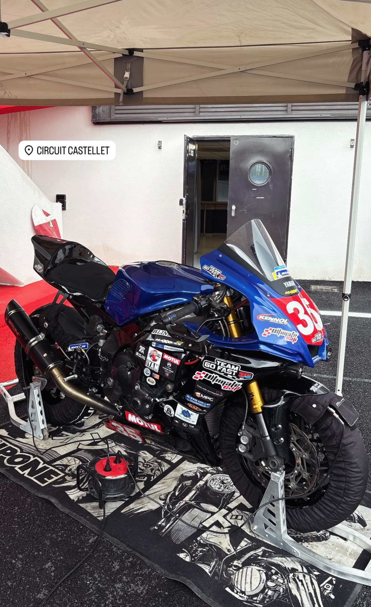 La Yamaha numéro 35 sous la tente du stand, couvertures chauffantes sur les pneus