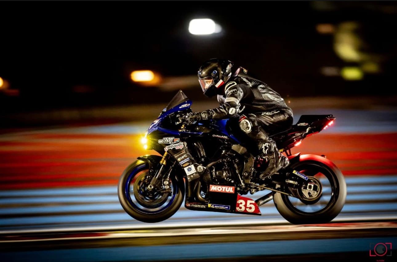 La moto numéro 35 en piste de nuit, phares allumés, au circuit Paul Ricard